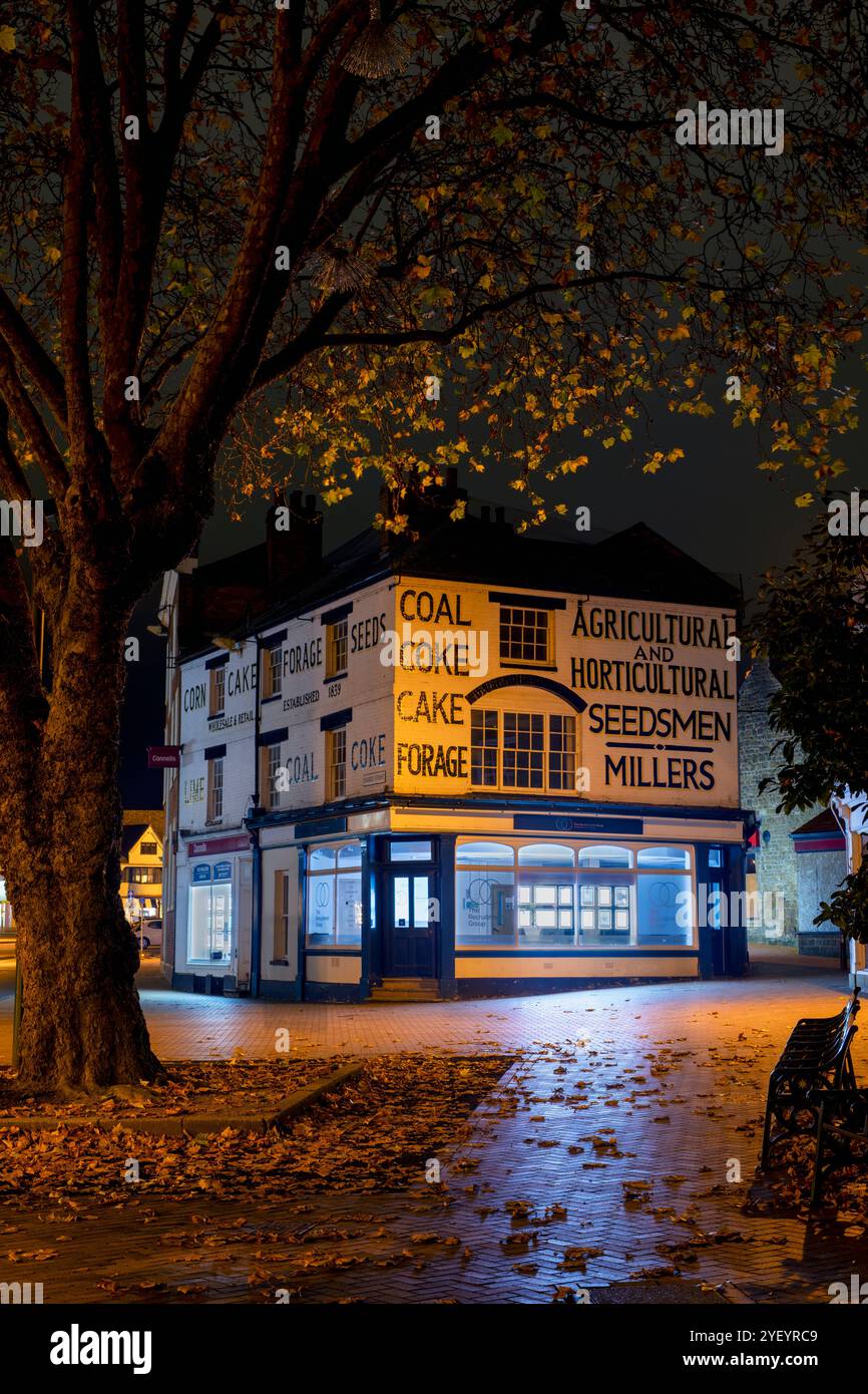 Lampreys Building in der Nacht im Herbst. Banbury, Oxfordshire, England Stockfoto