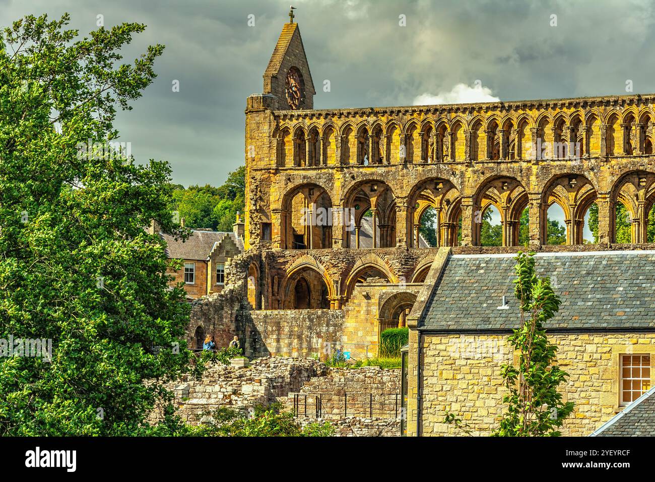 Die Ruinen der Jedburgh Abbey, gegründet von Augustiner-Kanonikern in der Stadt Jedburgh. Jedburgh, Schottland, Vereinigtes Königreich, Europa Stockfoto