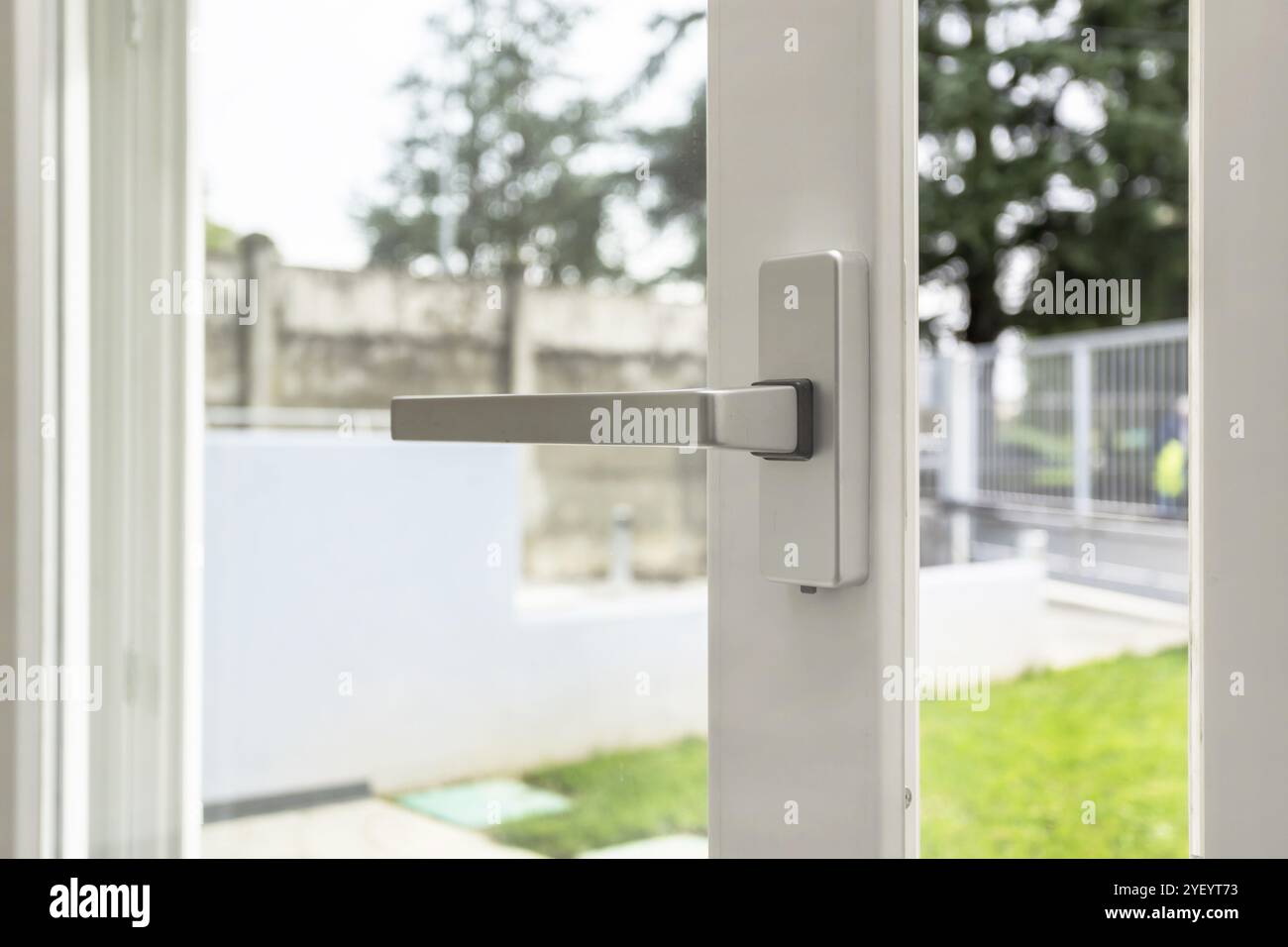 Offenes Aluminiumfenster. Metalltürrahmen, Nahansicht. Schalldämmung. Energieeffizient, Sicherheitsprofil, unscharfer Hintergrund im Garten. Stockfoto