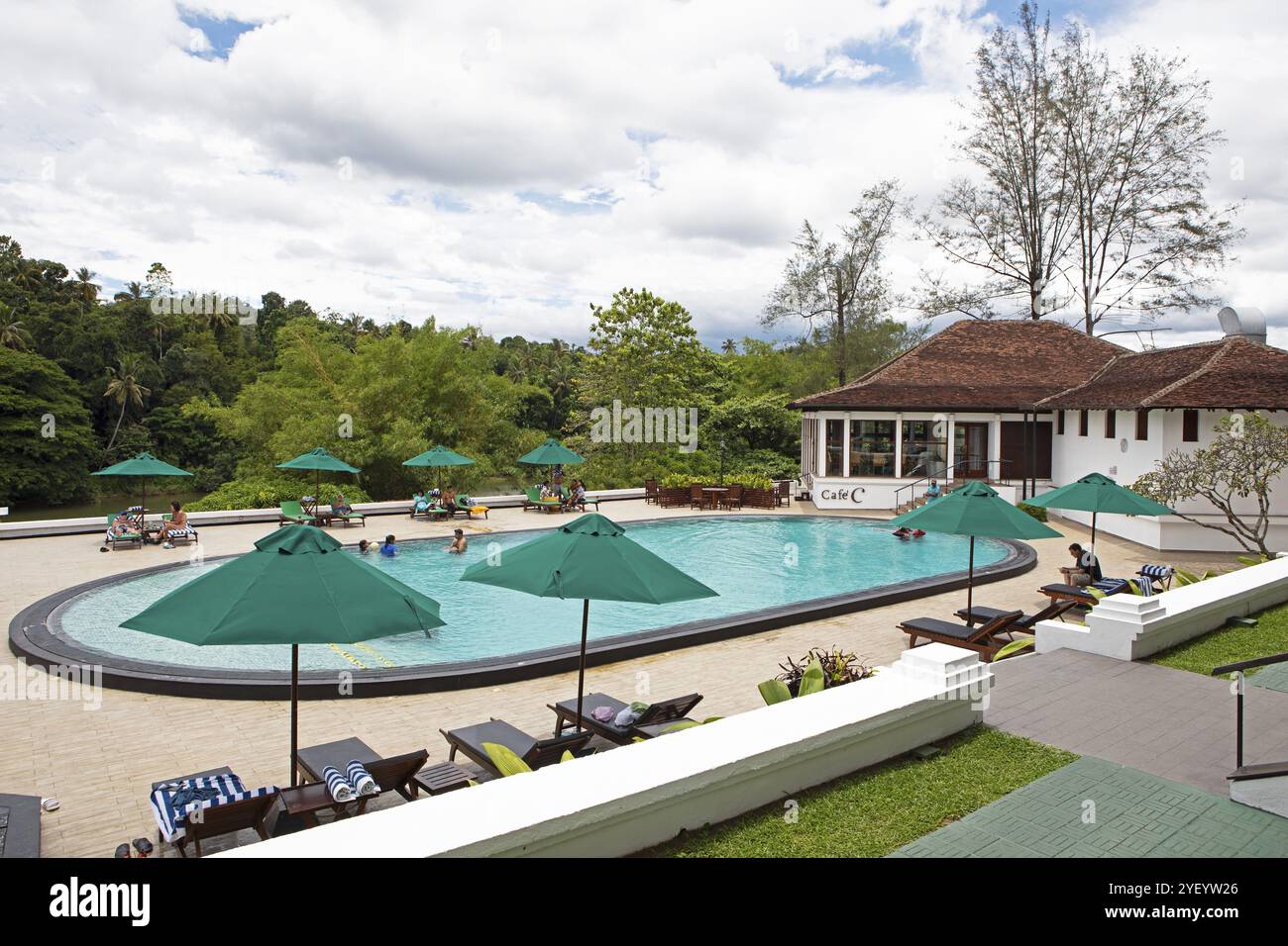 Pool im Cinnamon Citadel Kandy Hotel am Mahaweli River, Kandy, Zentralprovinz, Sri Lanka, Asien Stockfoto