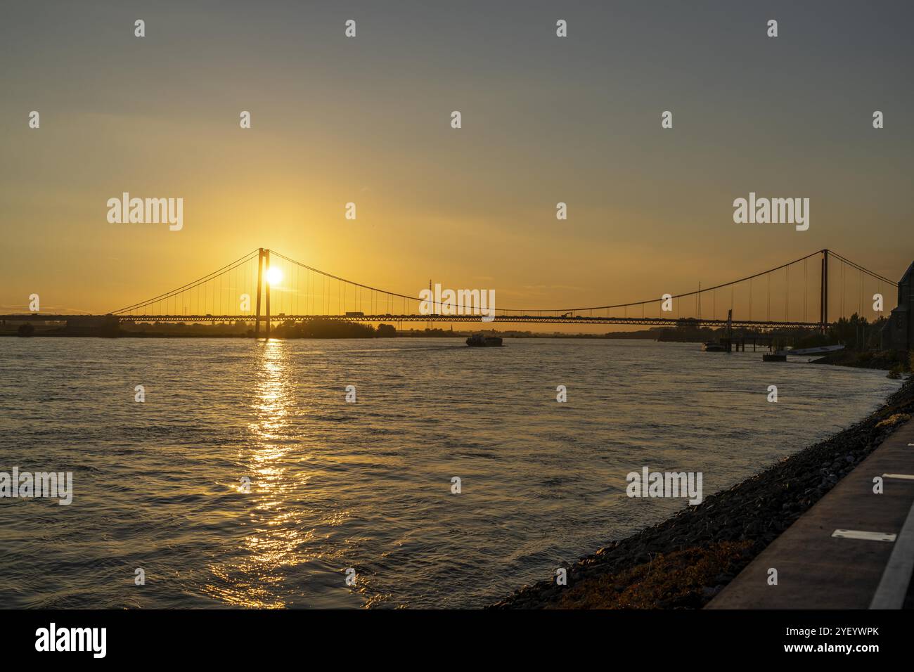 Die Emmericher Rheinbrücke, Bundesstraße B220, Abendlicht, mit 803 m die längste Hängebrücke Deutschlands direkt vor der niederländischen Grenze, Rhin Stockfoto