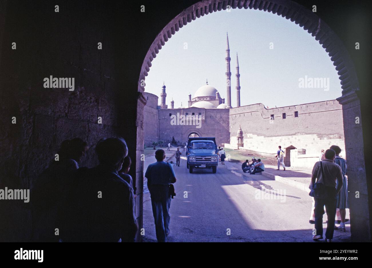 Vor der Muhammad-Ali-Moschee, auch Alabaster-Moschee genannt, linke Al-Nasir-Moschee, Zitadelle von Saladin, Kairo, Ägypten, September 1989, Vintage, Retro, alt Stockfoto