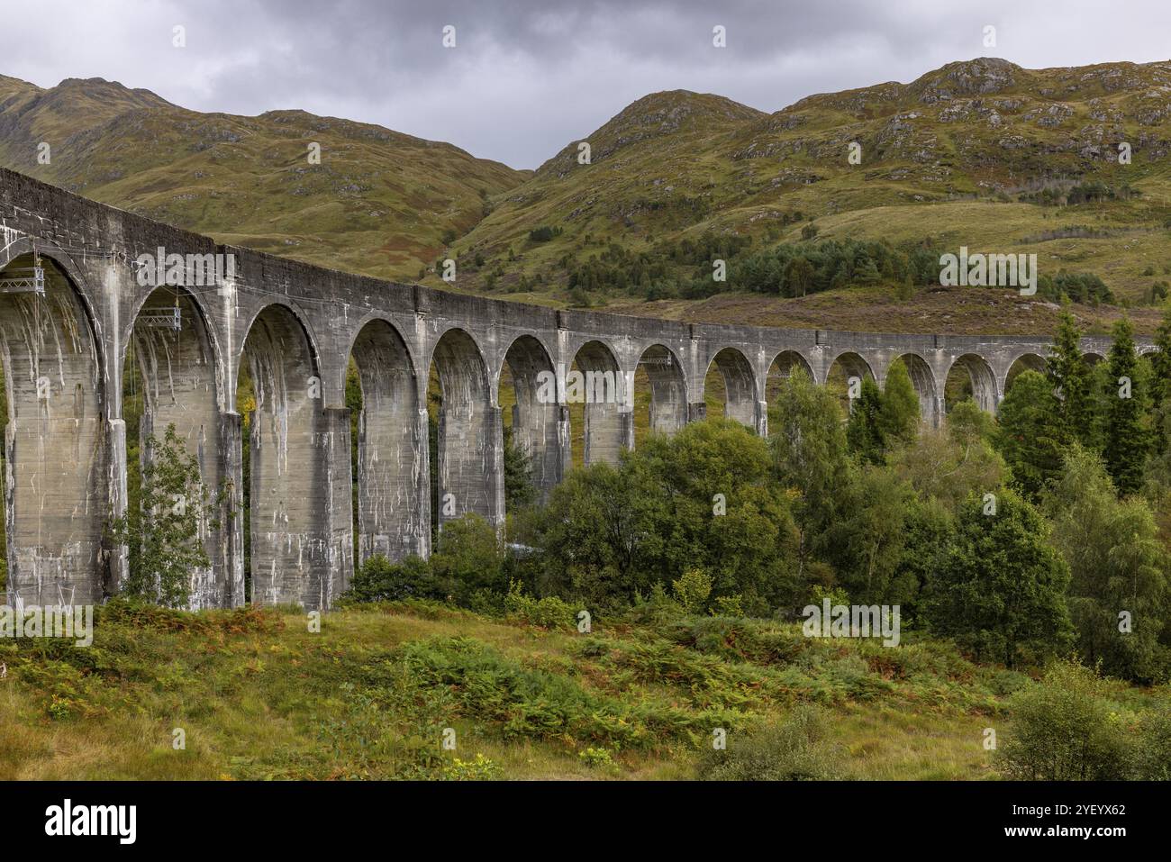 Glenfinnan Eisenbahnviadukt, bekannt aus Harry Potter, Glenfinnan, Highlands, Schottland, Großbritannien Stockfoto