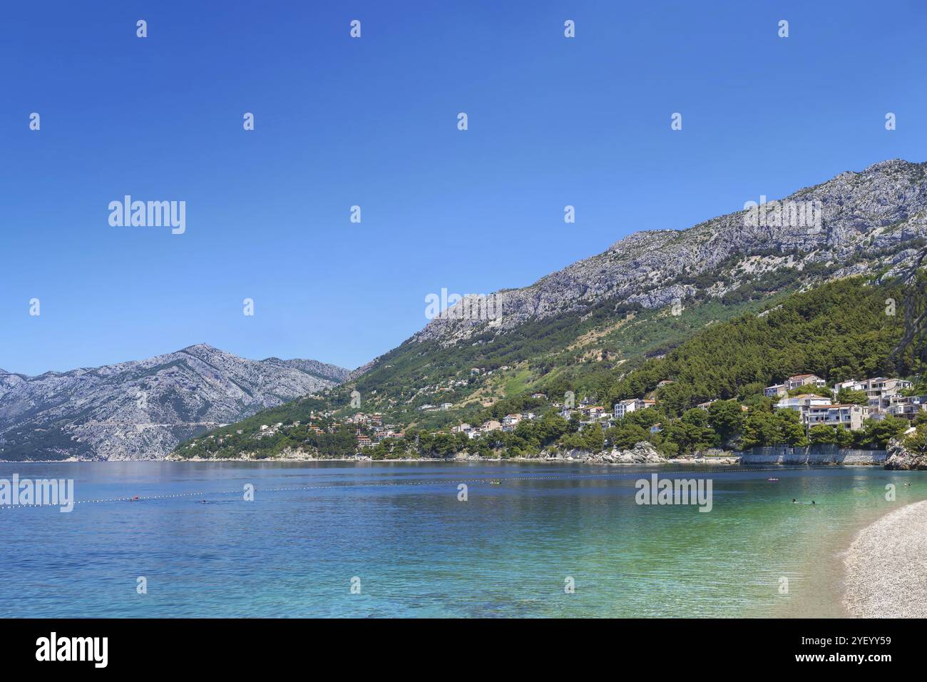 Blick auf das Ufer der Adria mit Bergen im Hintergrund im Stadtteil Brela, Kroatien, Europa Stockfoto