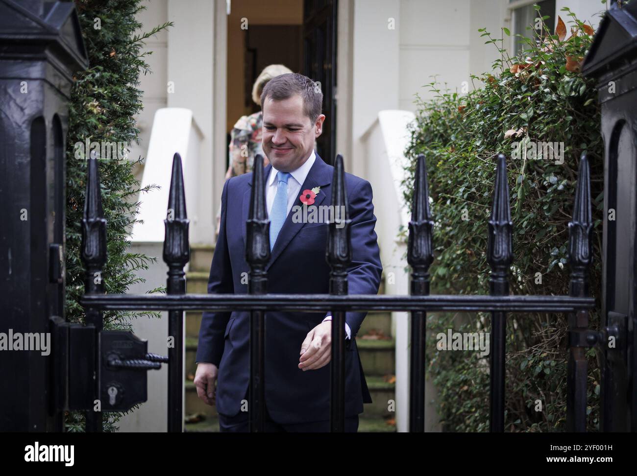 London, Großbritannien. November 2024. ROBERT JENRICK, Abgeordneter der Tory, verließ sein Haus in Westminster mit seiner Frau Michal Berkner. Später wird die Konservative Partei das Ergebnis des Wettbewerbs bekannt geben, um Rishi Sunak als konservativen Führer zu ersetzen. Foto: Ben Cawthra/SIPA USA Credit: SIPA USA/Alamy Live News Stockfoto