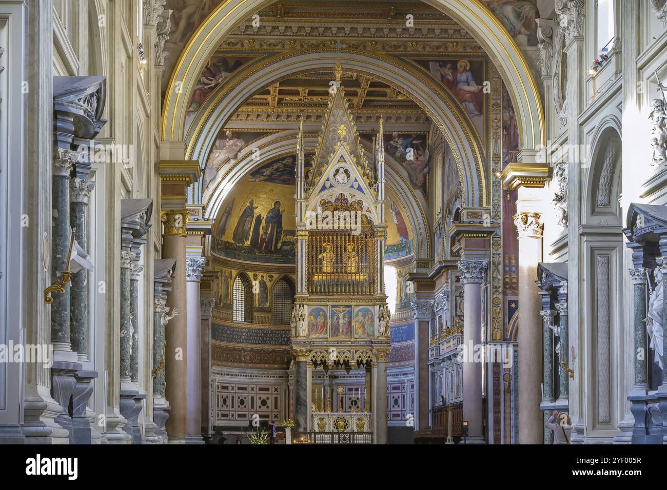 Die päpstliche Archbasilika von St. John Lateran ist die Kathedralkirche und der offizielle kirchliche Sitz des Bischofs von Rom, der der Papst ist. Interi Stockfoto