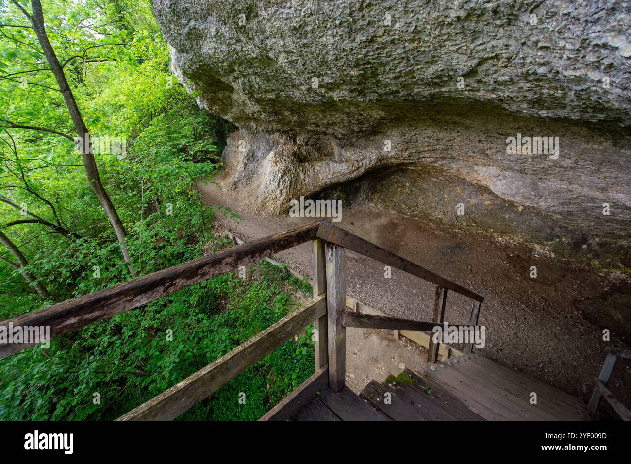 Wanderweg und Felsen am Klosterfelsenweg in der Nähe des Fürstenparks Inzigkofen, Naturpark obere Donau, Baden-Württemberg. Stockfoto