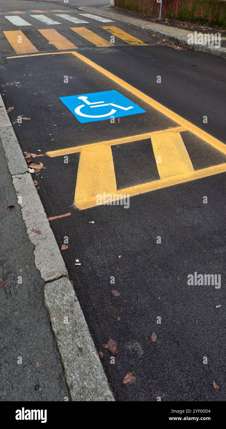 Straßenschild für Behinderte ein Behindertenparkplatz Stockfoto