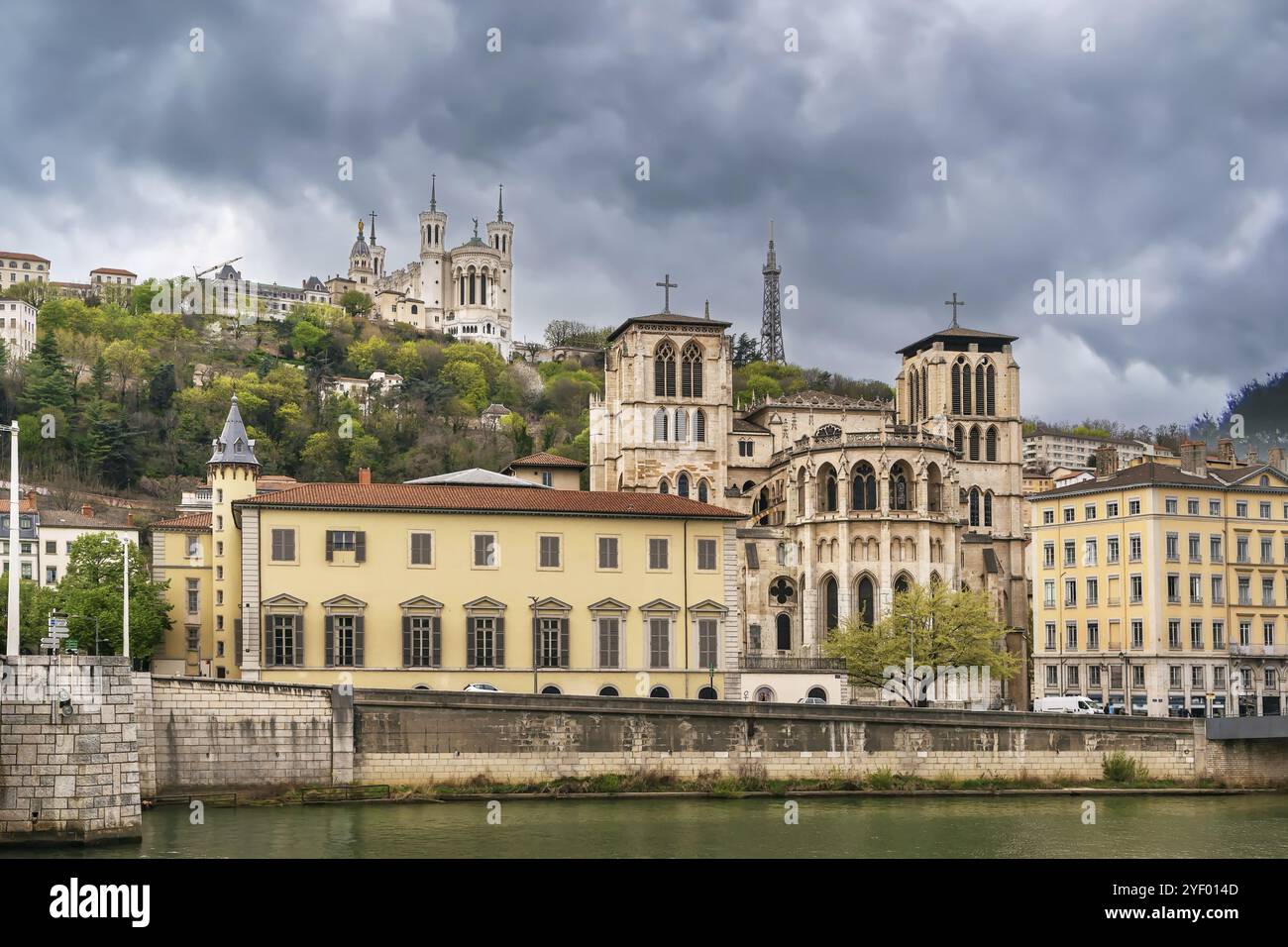 Blick auf die Kathedrale von Lyon und die Basilika Notre-Dame de Fourviere vom Fluss Saone, Frankreich, Europa Stockfoto