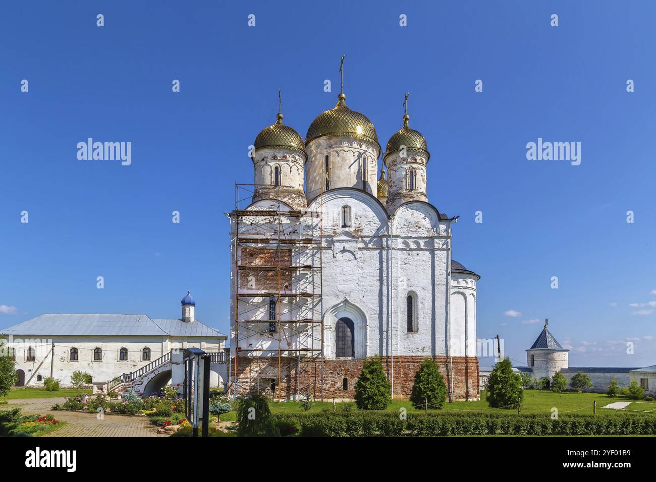 Das Luschhetski-Kloster ist ein mittelalterliches Festungskloster in Moschhaysk, Moskau, Russland. Geburt der Jungfrau Maria Kathedrale Stockfoto