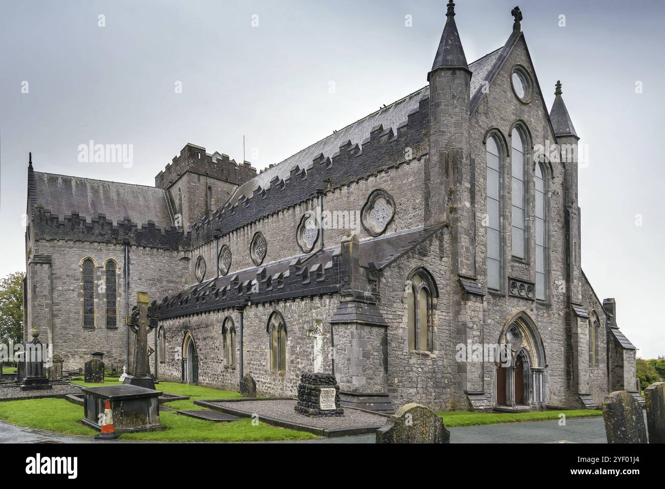 St Canice's Cathedral, auch bekannt als Kilkenny Cathedral, ist eine Kathedrale der Church of Ireland in Kilkenny City, Irland, Europa Stockfoto