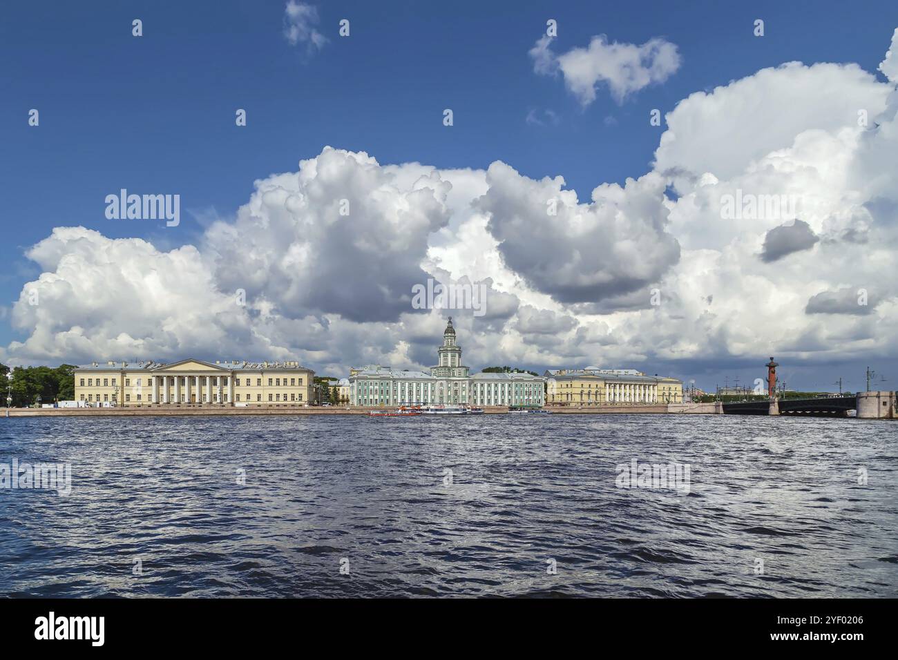 Blick auf den Uferdamm der Universität mit Kunstkamera aus der Neva, Sankt Petersburg, Russland, Europa Stockfoto