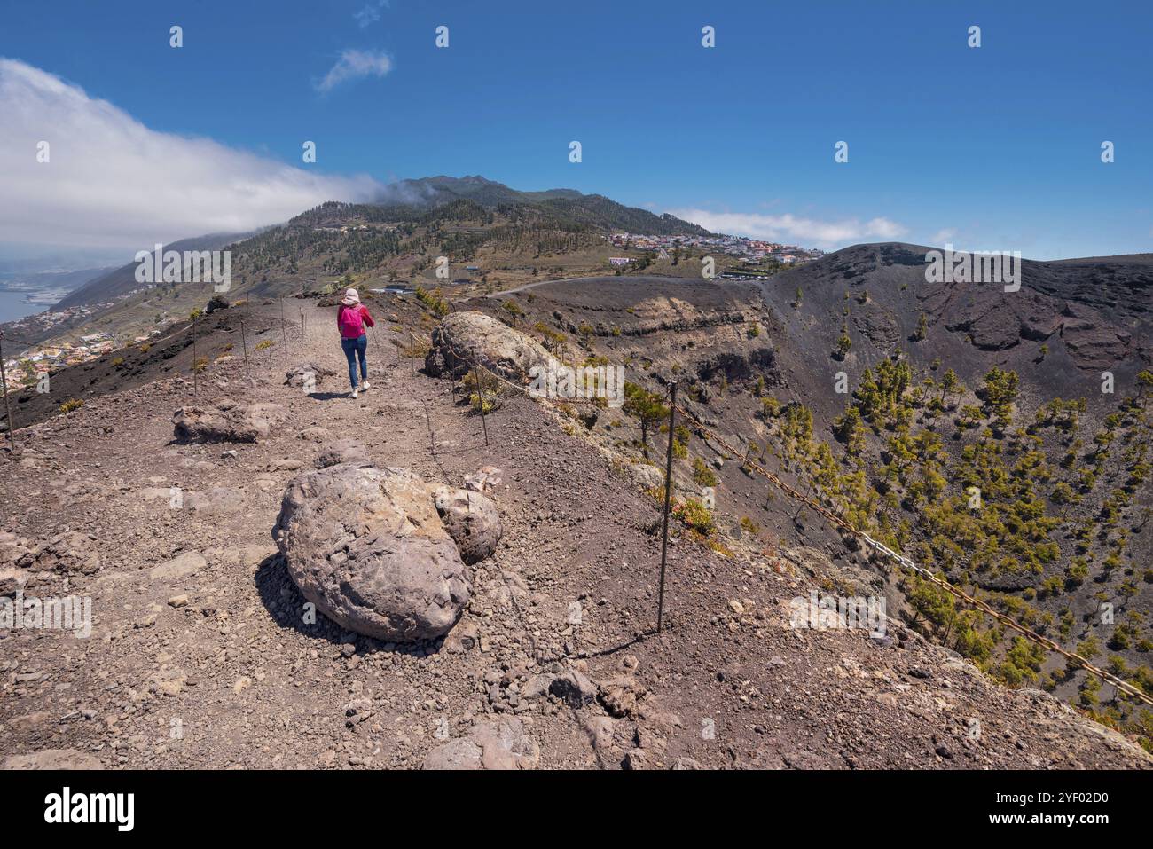 Touristen auf dem Gipfel des Vulkankraters San Antonio auf der Insel La Palma, den Kanarischen Inseln, Spanien, Europa Stockfoto