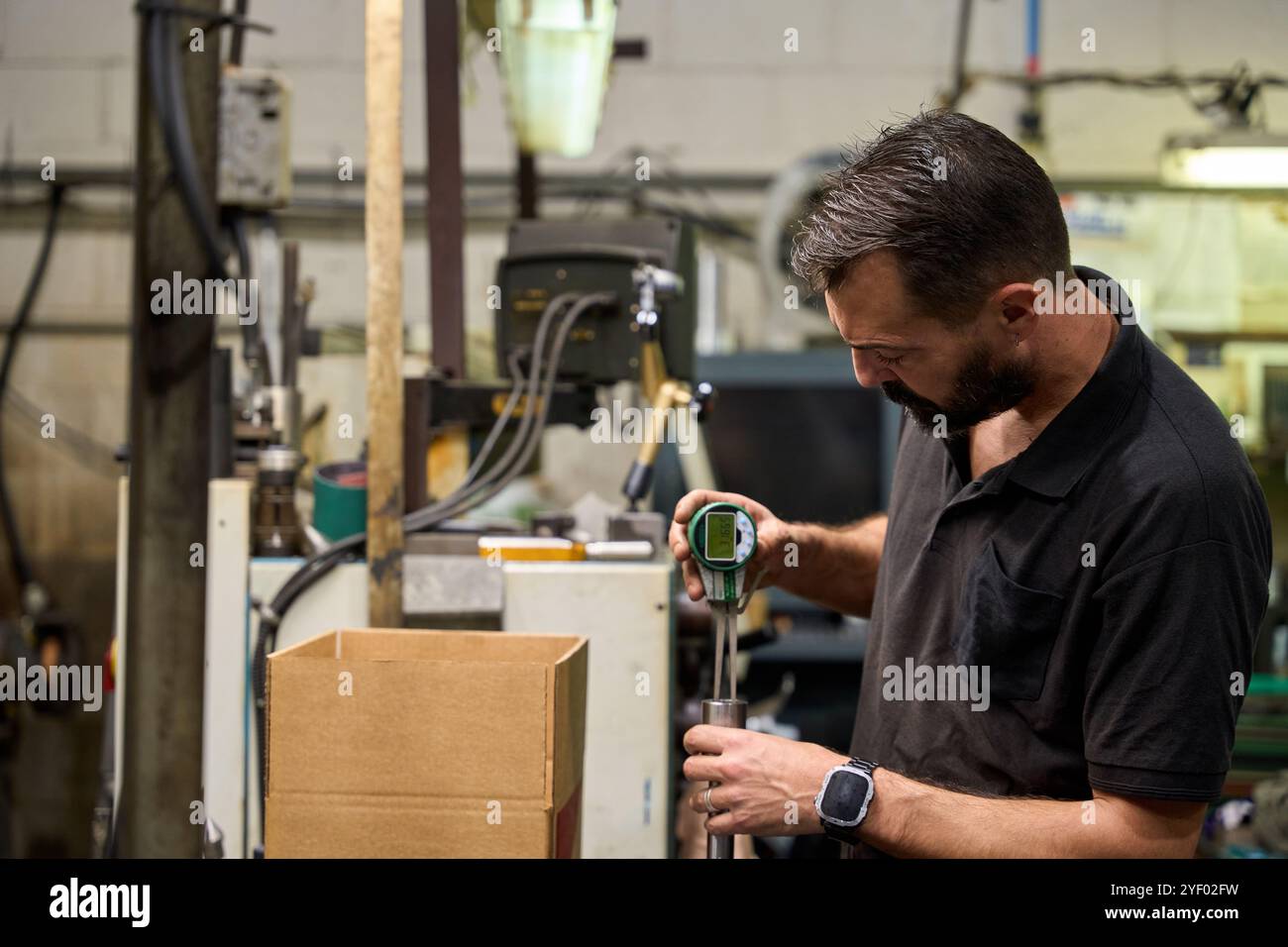 Metallurgieindustrie: Werkstatt für mechanische Teile mit Dreh- und Fräsmaschinen Stockfoto