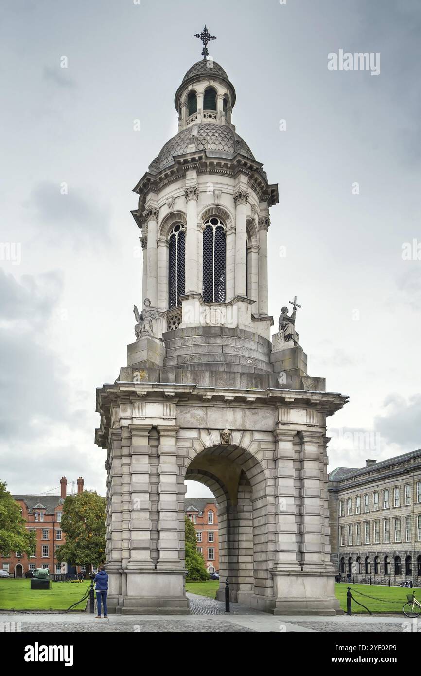 Campanile of Trinity College Dublin ist ein Glockenturm und eines der berühmtesten Wahrzeichen Irlands und Europas Stockfoto