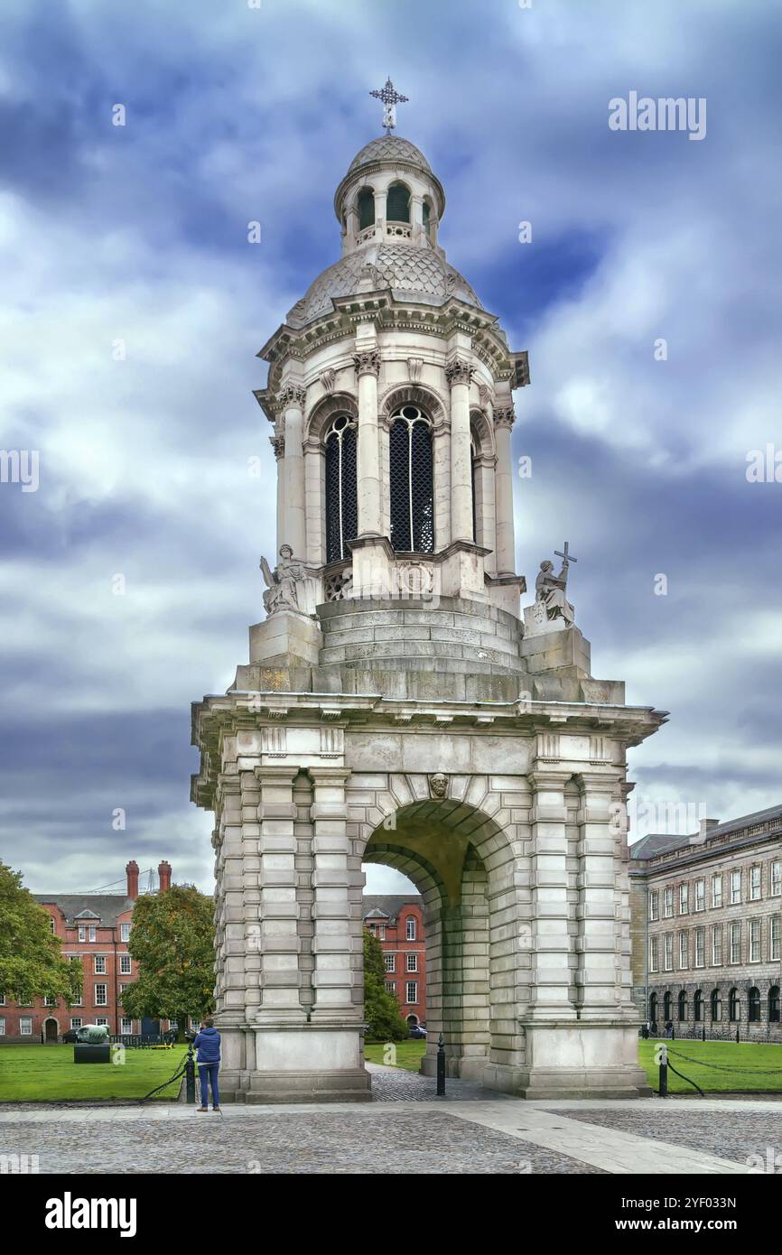 Campanile of Trinity College Dublin ist ein Glockenturm und eines der berühmtesten Wahrzeichen Irlands und Europas Stockfoto