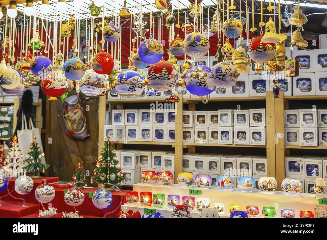 Spielzeug und Dekoration auf dem Weihnachtsmarkt in München am Abend, Deutschland, Europa Stockfoto