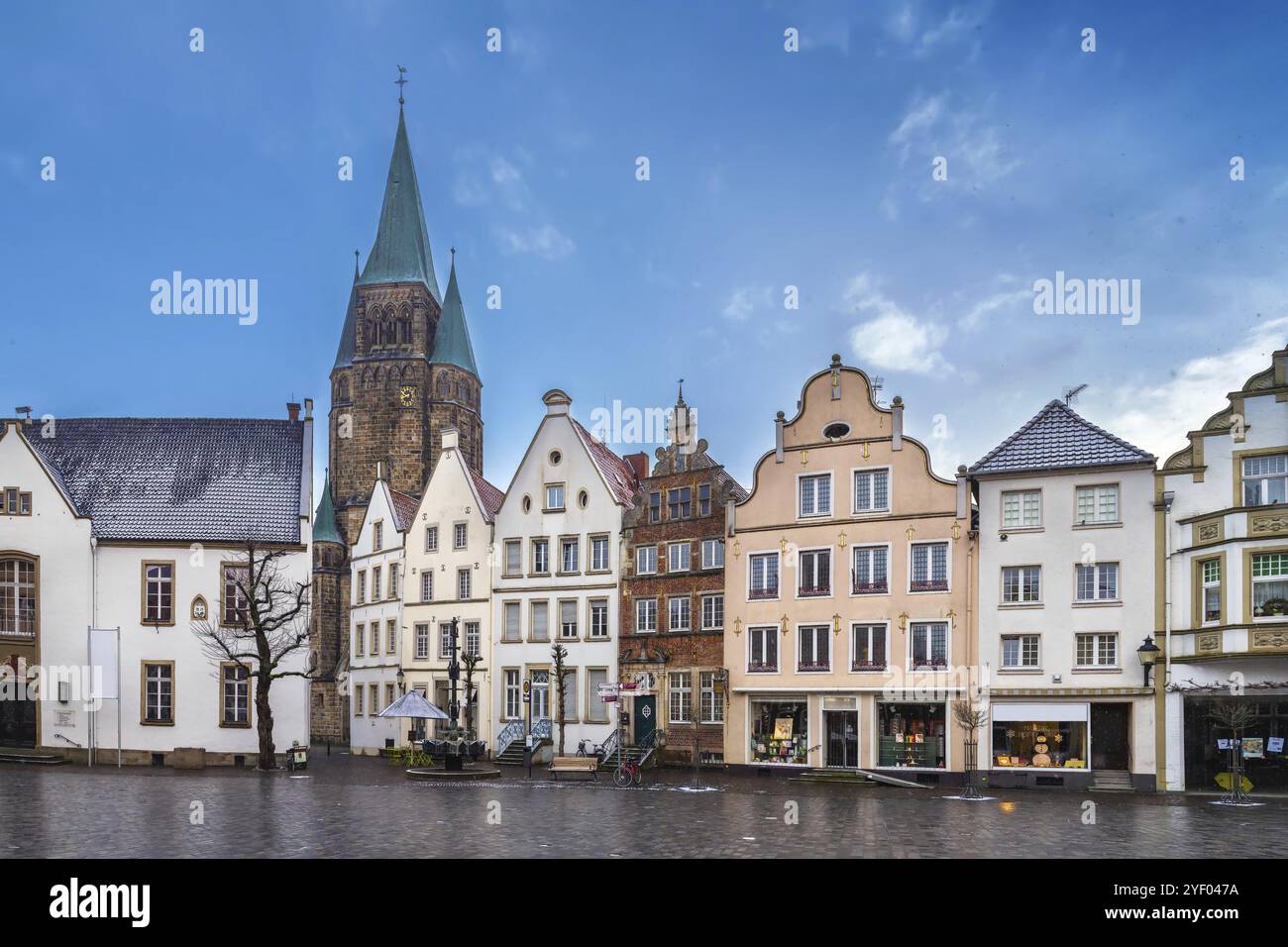 Marktplatz mit schönen hisyorischen Häusern und Kirche in Warendorf, Deutschland, Europa Stockfoto