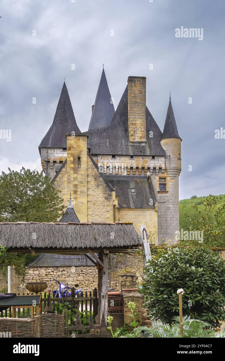 Chateau de Clerans hat ein schönes Schieferdach mit Türmen und Ziersteinarbeiten, Saint-Leon-sur-Vezere, Dordogne, Frankreich, Europa Stockfoto