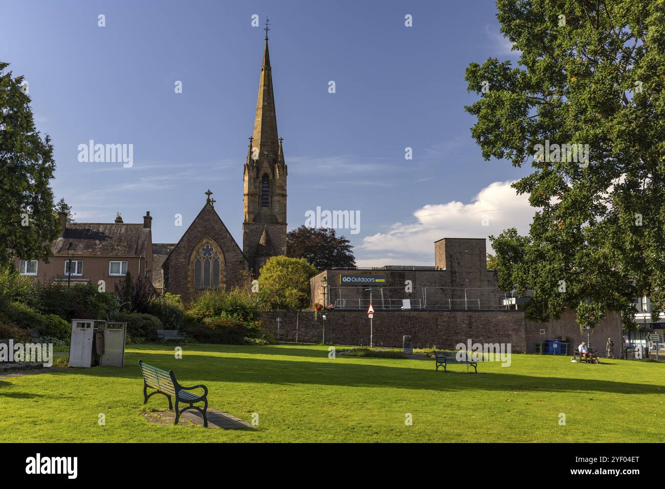 Grüner Park im Zentrum, die Parade mit St. Andrew's Church, Fort William, Highlands, Schottland, Großbritannien Stockfoto