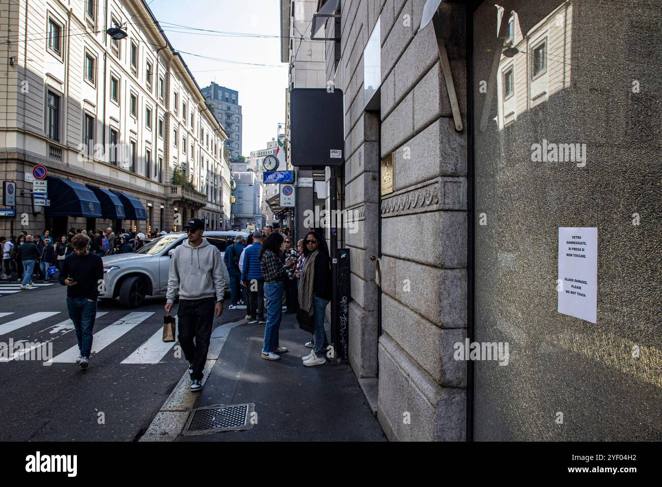 Mailand, Italien. November 2024. In der Via Montenapoleone sono State vandalizzate le vetrine di due gioiellerie Omega e DamianiMilano - Italia - Cronaca Sabato, 01 novembre, 2024 (Foto di Marco Ottico/Lapresse) in der Via Montenapoleone wurden die Fenster der beiden Juweliere Omega und Damiani zerstört Mailand, Italien - News Samstag, 02 November 2024 (Foto von Marco Ottico/Lapresse) Credit: Laamy News Stockfoto