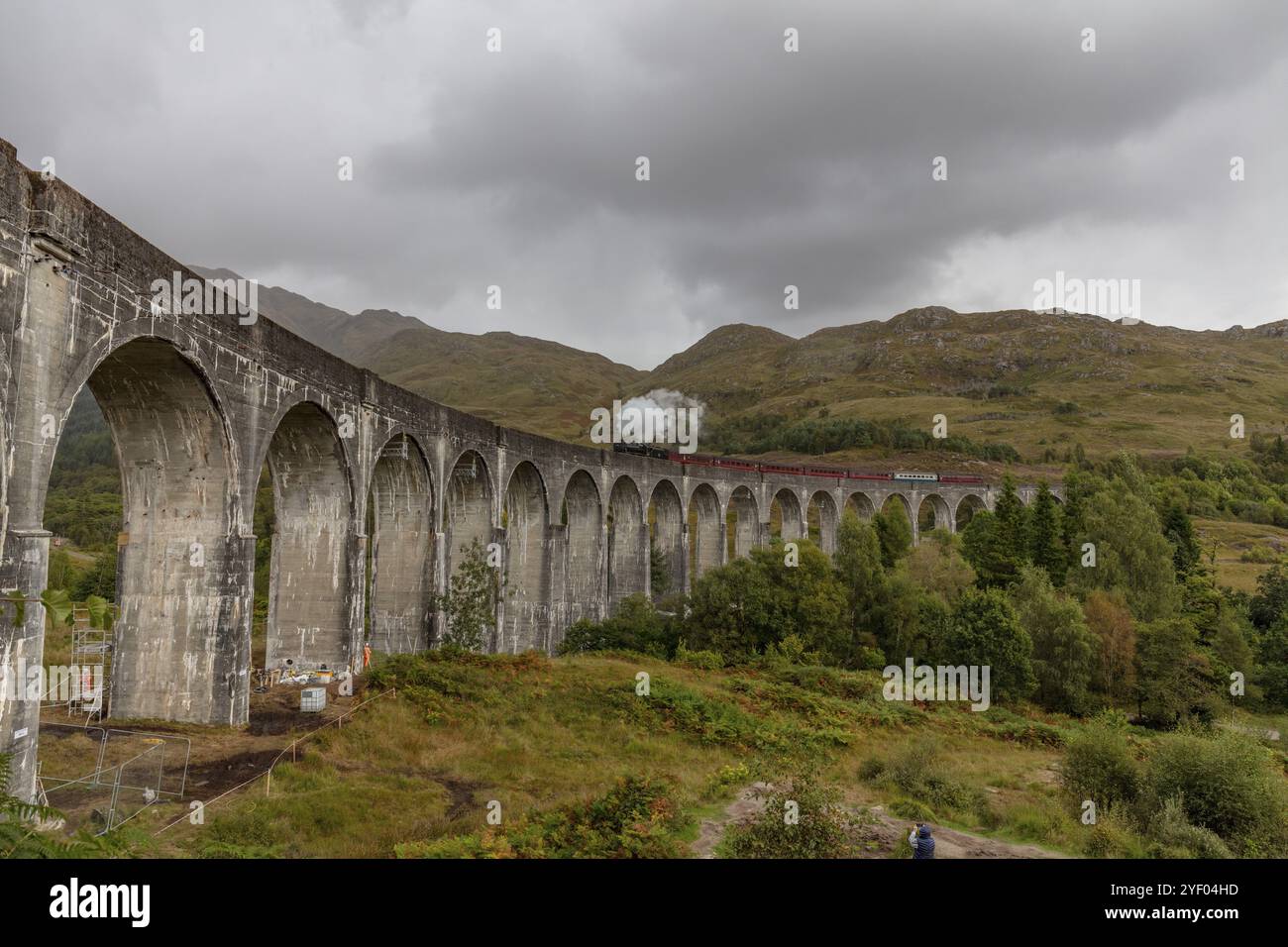 Der Jacobite Steam Train, Dampfeisenbahn auf dem Glenfinnan-Eisenbahnviadukt, bekannt aus Harry Potter, Glenfinnan, Highlands, Schottland, Großbritannien Stockfoto