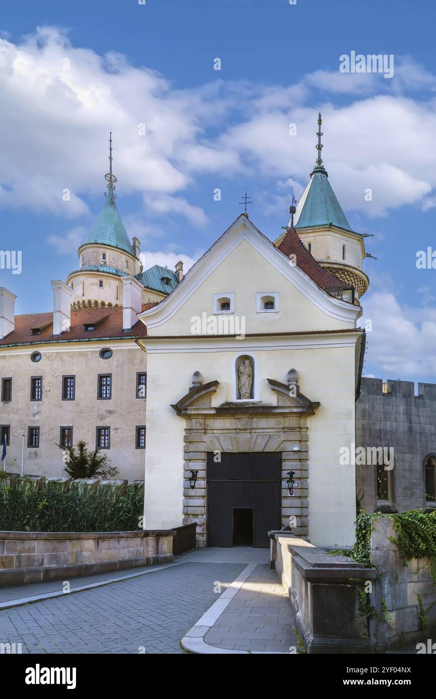 Die Burg Bojnice ist eine mittelalterliche Burg in Bojnice, Slowakei. Es handelt sich um eine romanische Burg mit einigen ursprünglichen gotischen und Renaissance-Elementen aus dem 12. Jahrhundert Stockfoto