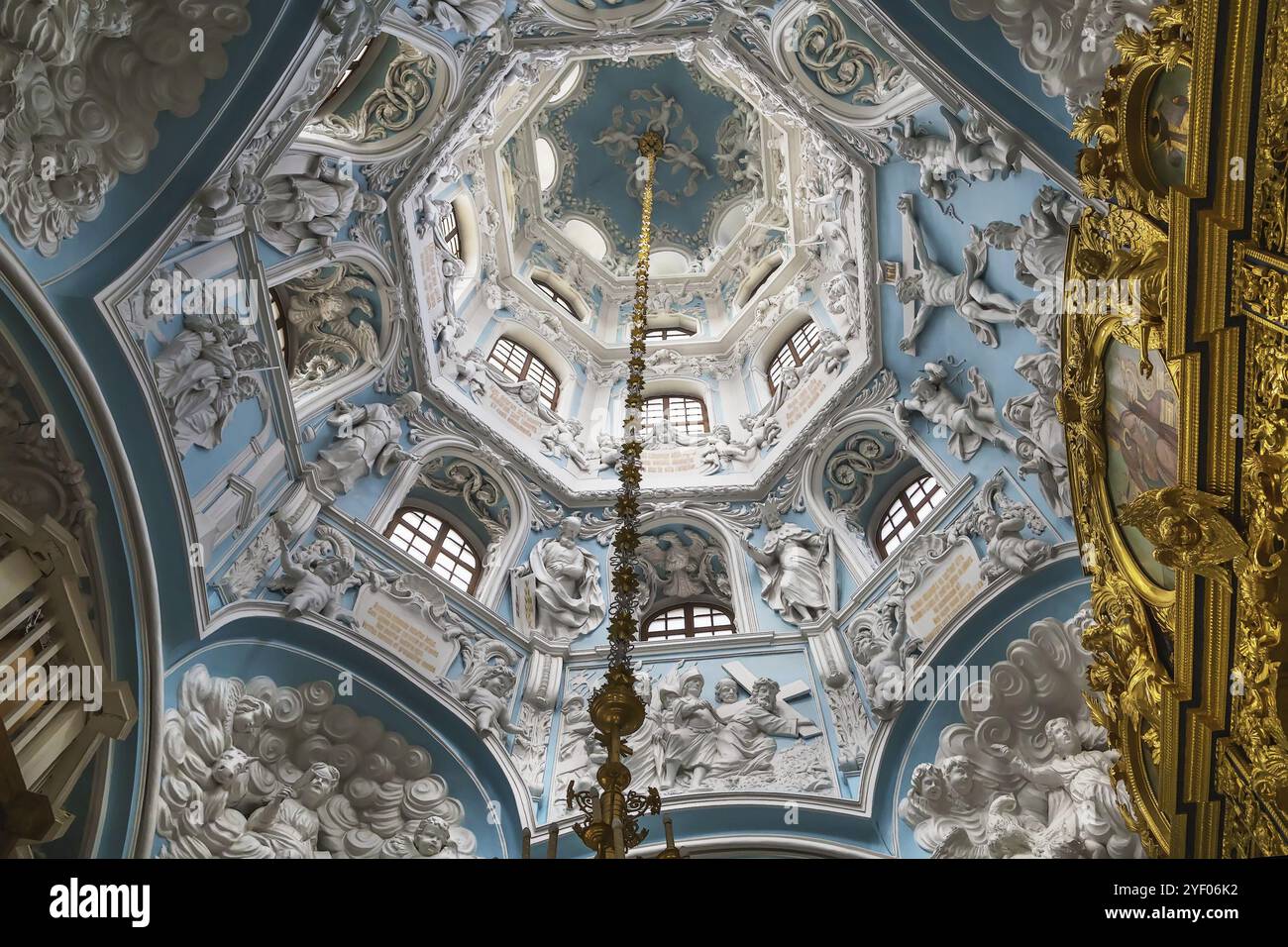 Die Kirche des Heiligen Zeichens der Mutter Gottes ist eine russisch-orthodoxe Kirche im Dorf Dubrovitsy, Podolsk, Russland. Innenraum mit Kuppel Stockfoto