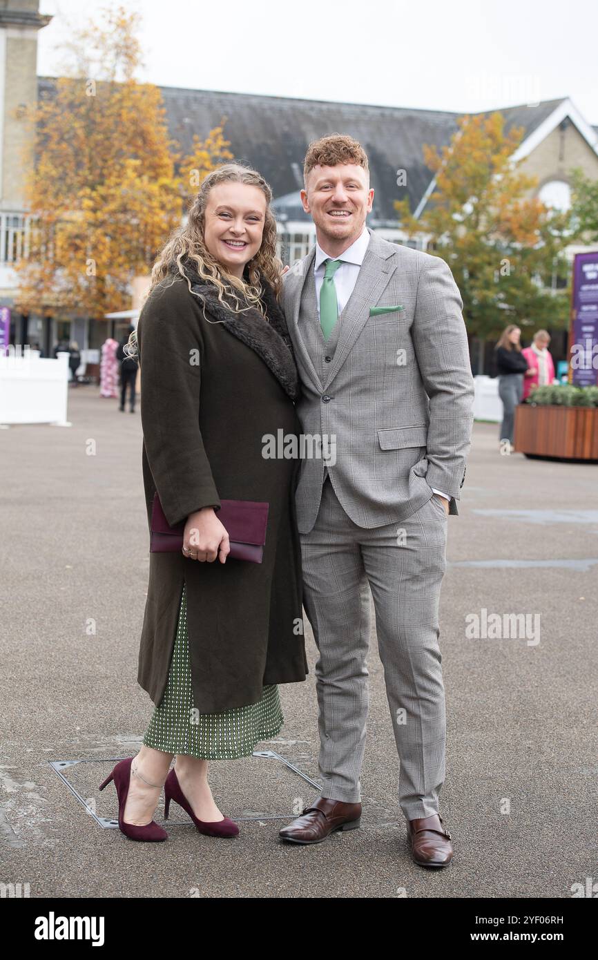 Ascot, Berkshire, Großbritannien. November 2024. Rennfahrer kommen an einem milden Herbsttag auf der Ascot Racecourse in Berkshire zum Fireworks Spectacular Family Raceday an. Quelle: Maureen McLean/Alamy Live News Stockfoto