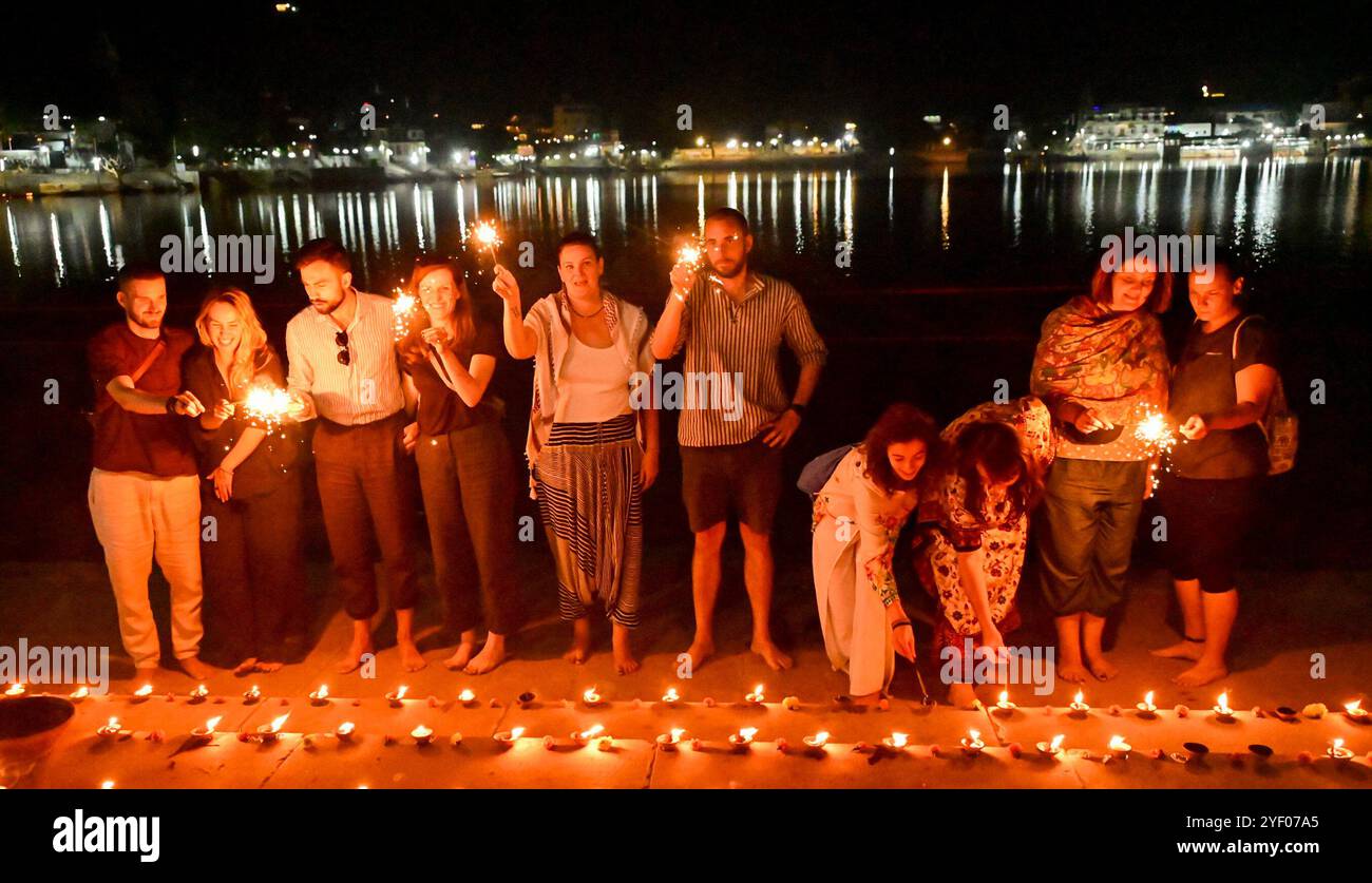 Ajmer, Rajasthan, Indien. 31. Oktober 2024. Ausländische Touristen feiern Diwali mit Feuerwerkskörpern in Puschkar. Diwali, auch bekannt als Festival of Lights, ist eines der beliebtesten Festivals in Indien. Es wird im Oktober oder November gefeiert. (Kreditbild: © Shaukat Ahmed/Pacific Press via ZUMA Press Wire) NUR REDAKTIONELLE VERWENDUNG! Nicht für kommerzielle ZWECKE! Stockfoto