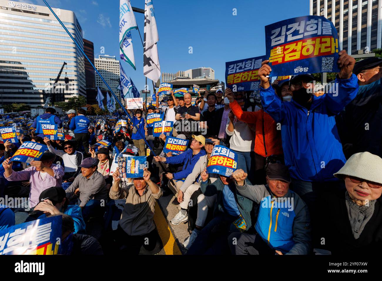 Demokratische Parteikundgebung in Südkorea die Mitglieder der Demokratischen Partei halten Plakate und singen Parolen während einer Kundgebung, an der Parteimitglieder und Bürger teilnahmen, am 2. November 2024 in Seoul, Südkorea. Die Demokratische Partei fordert die Regierung von Yoon Suk yeol auf, ein Sondergesetz der Staatsanwaltschaft anzunehmen, um gegen First Lady Kim Keun-hee zu ermitteln, der vorgeworfen wird, sich in staatliche Angelegenheiten und Aktienmanipulation einzumischen. In einer Umfrage am 1. Und in einer öffentlichen Meinungsumfrage am 1. Fiel die positive Bewertung der staatlichen Regierung von Präsident Yoon Seok-yeol auf 19 % zurück, verglichen mit der letzten Woche Stockfoto