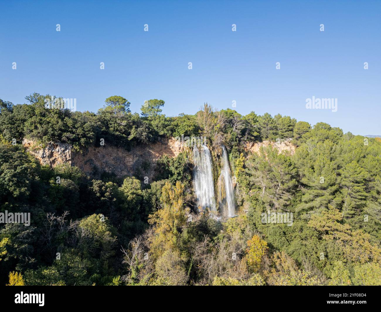 Landschaftsansicht des Wasserfalls bei Sillans-La-Cascade in Südostfrankreich. Stockfoto