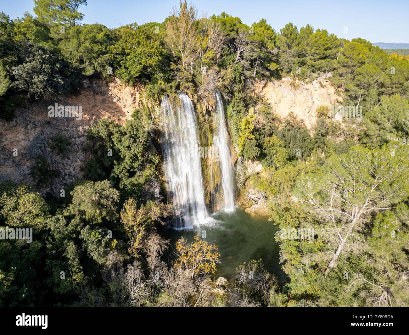 Landschaftsansicht des Wasserfalls bei Sillans-La-Cascade in Südostfrankreich. Stockfoto