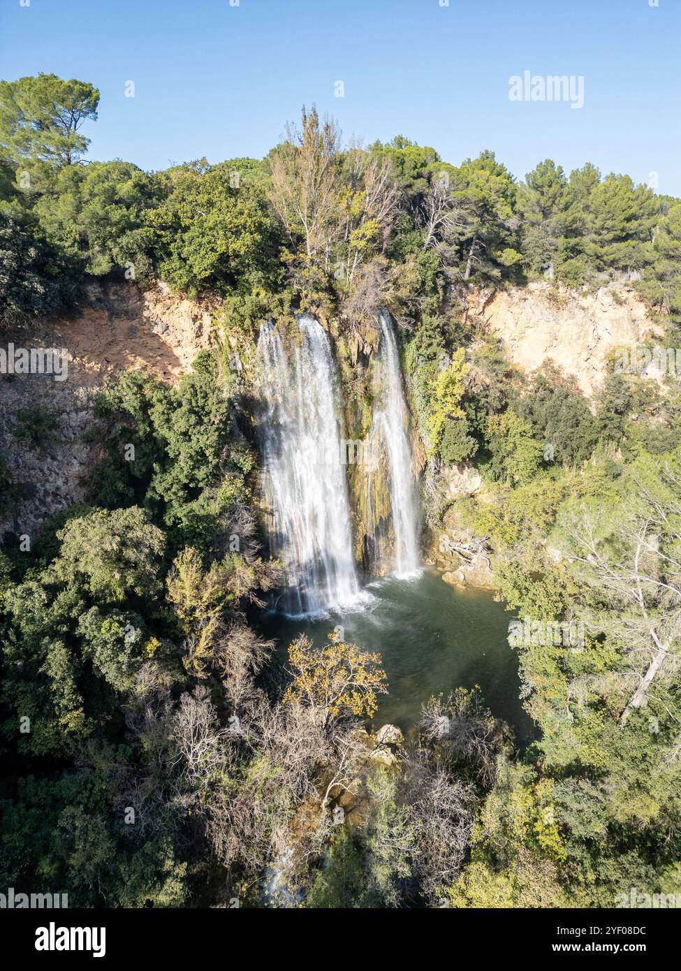 Portraitansicht des Wasserfalls in Sillans-La-Cascade in Südostfrankreich. Stockfoto