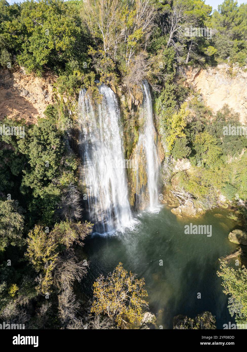 Portraitansicht des Wasserfalls in Sillans-La-Cascade in Südostfrankreich. Stockfoto