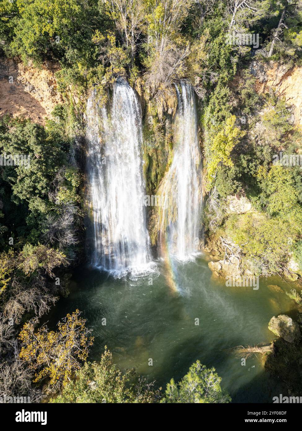 Ein Blick von oben auf den Wasserfall in Sillans-La-Cascade in Südostfrankreich. Stockfoto