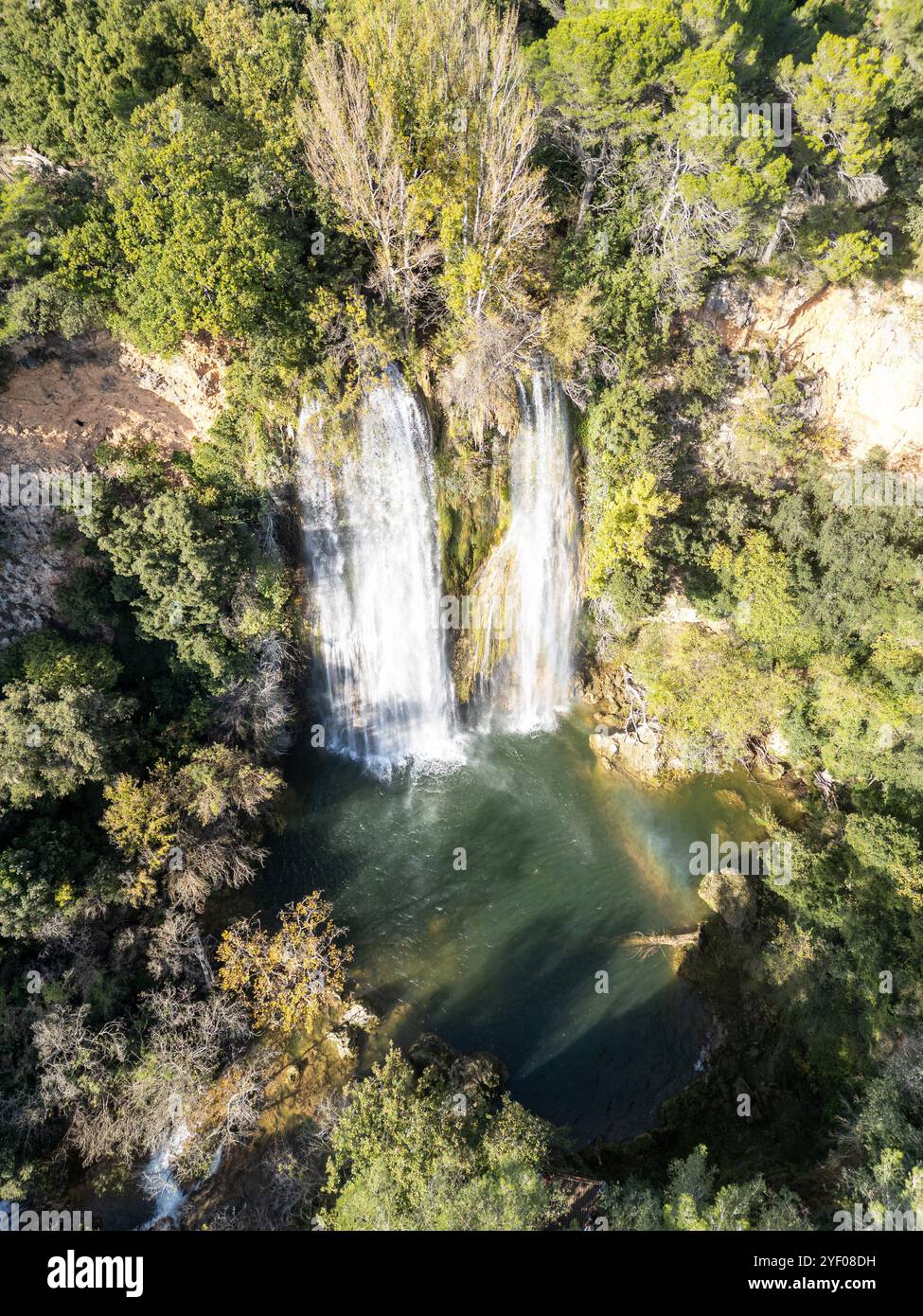 Ein Blick von oben auf den Wasserfall in Sillans-La-Cascade in Südostfrankreich. Stockfoto