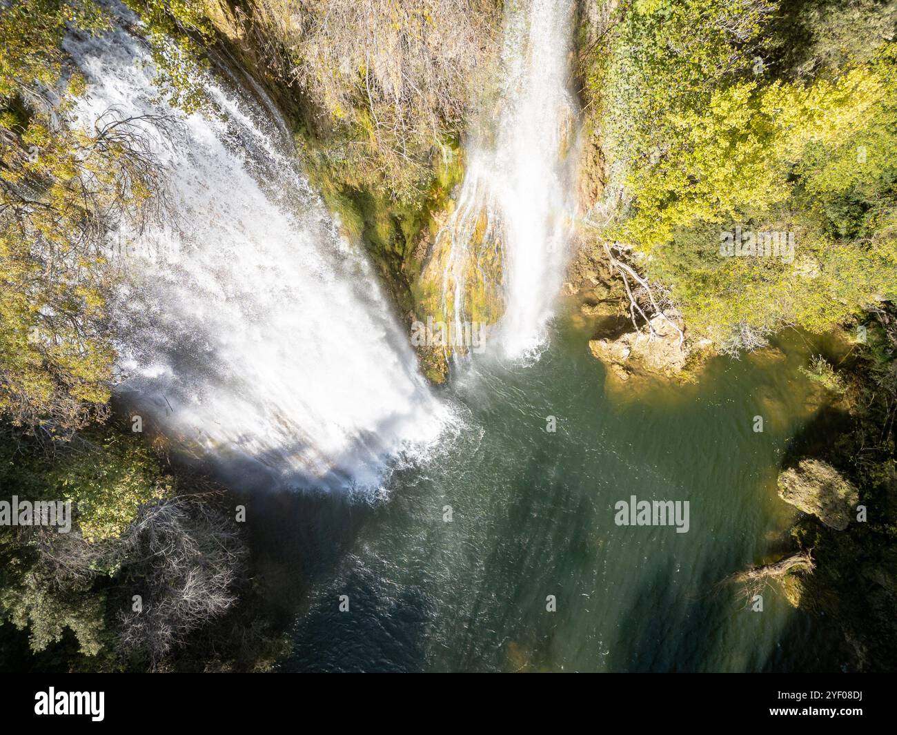 Ein Blick von oben auf den Wasserfall in Sillans-La-Cascade in Südostfrankreich. Stockfoto