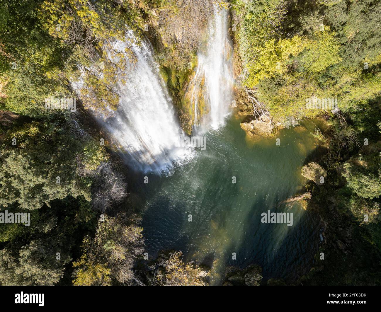Ein Blick von oben auf den Wasserfall in Sillans-La-Cascade in Südostfrankreich. Stockfoto