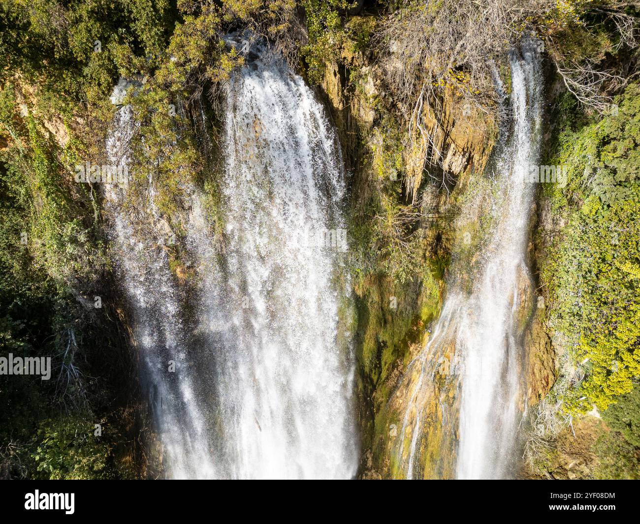 Ein Blick von oben auf den Wasserfall in Sillans-La-Cascade in Südostfrankreich. Stockfoto