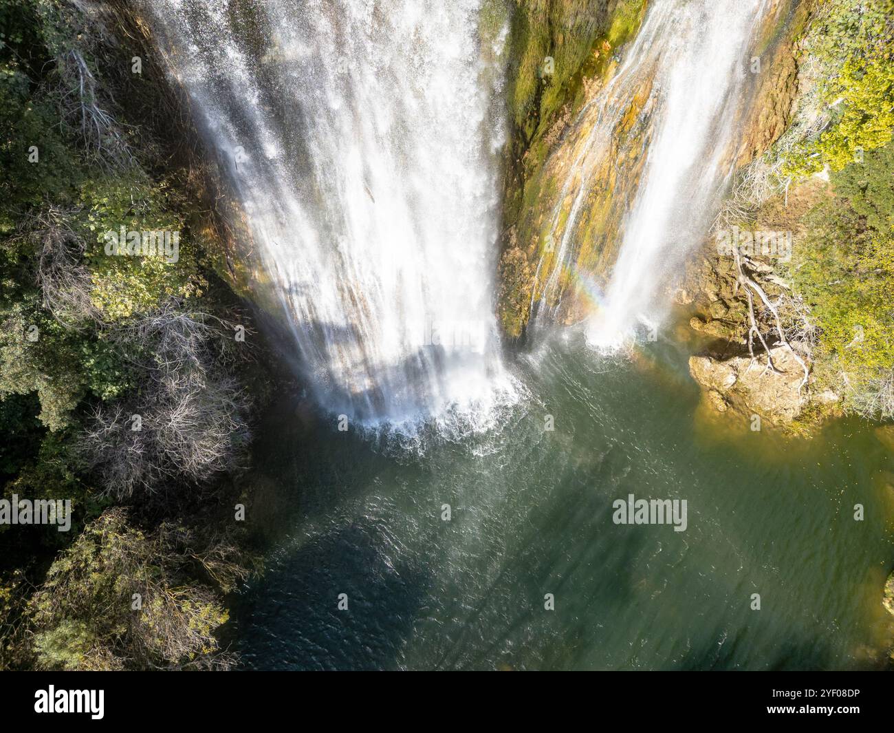 Ein Blick von oben auf den Wasserfall in Sillans-La-Cascade in Südostfrankreich. Stockfoto