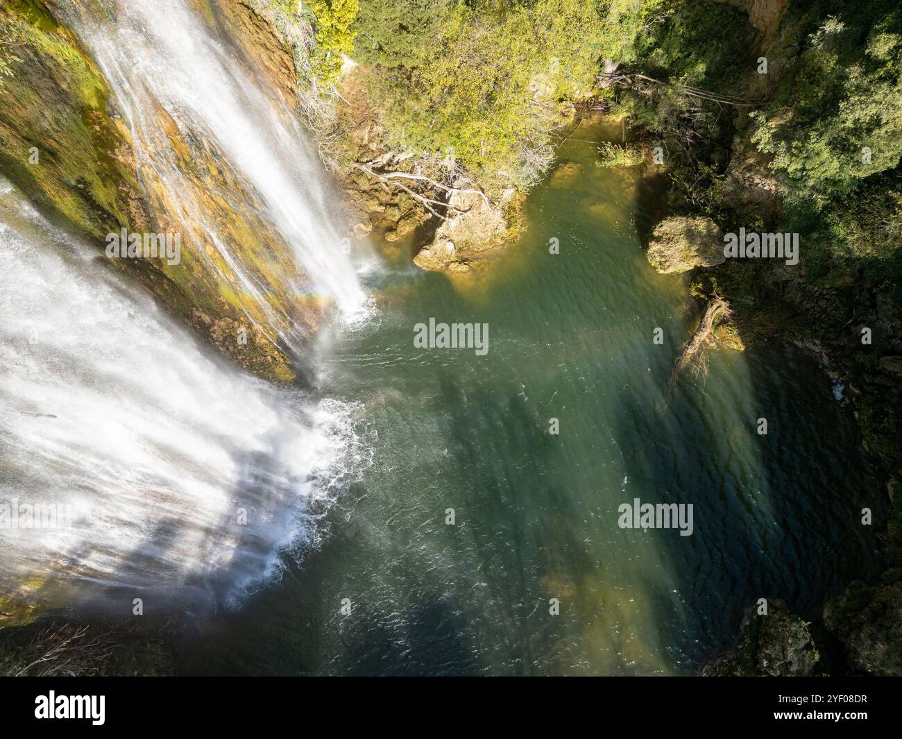 Ein Blick von oben auf den Wasserfall in Sillans-La-Cascade in Südostfrankreich. Stockfoto