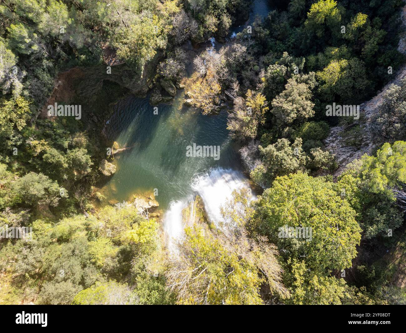 Ein Blick von oben auf den Wasserfall in Sillans-La-Cascade in Südostfrankreich. Stockfoto