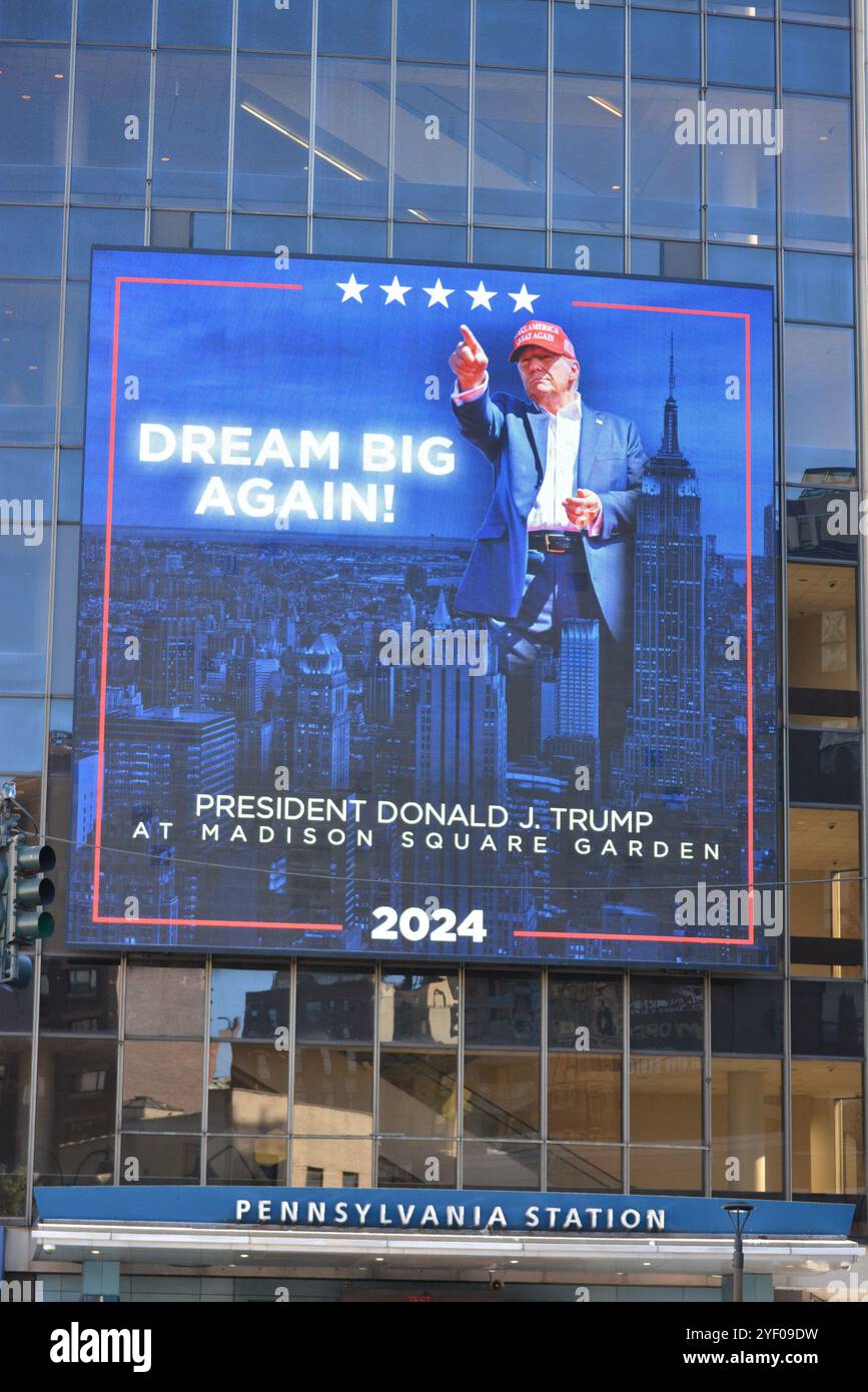 Vor einer Kundgebung für den ehemaligen Präsidenten Trump in New York City unterschreiben Sie außen am Madison Square Garden. Stockfoto