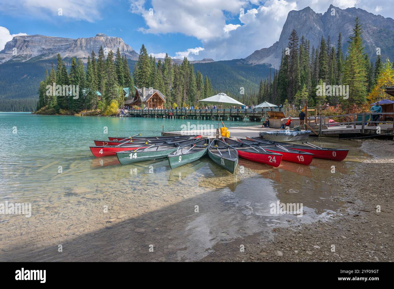 Yoho National Park, British Columbia, Kanada – 29. September 2024: Kanus am Ufer der Emerald Lake Lodge Stockfoto