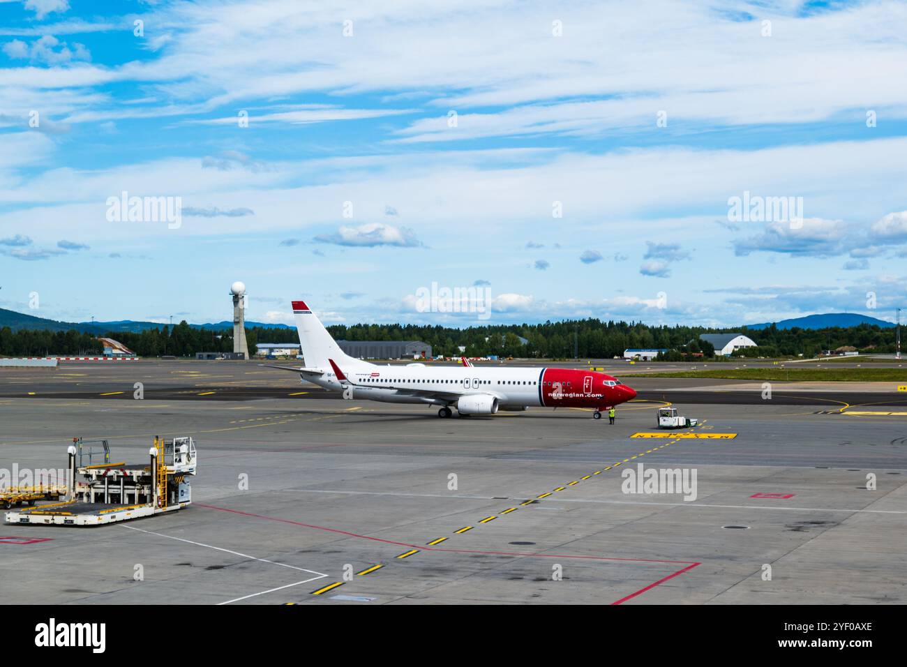 Oslo, Norwegen - 08.01.2024: Norwegian Air Shuttle Flugzeug am Flughafen Oslo, Norwegen. SAS-Flugzeuge auf der Start- und Landebahn des Flughafens Oslo. Norwegian ist eine norwegische Billigfluggesellschaft Stockfoto