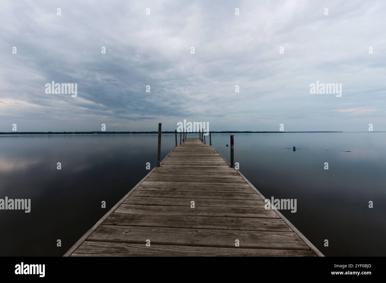 Ruhiges Hotel am Pier und am See Stockfoto