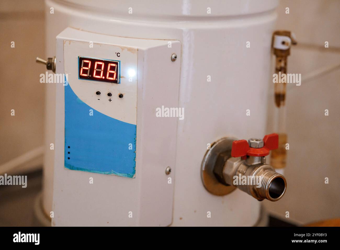 Digitale Thermostatanzeige eines Warmwasserbereiters mit Druckregelventil. Stockfoto