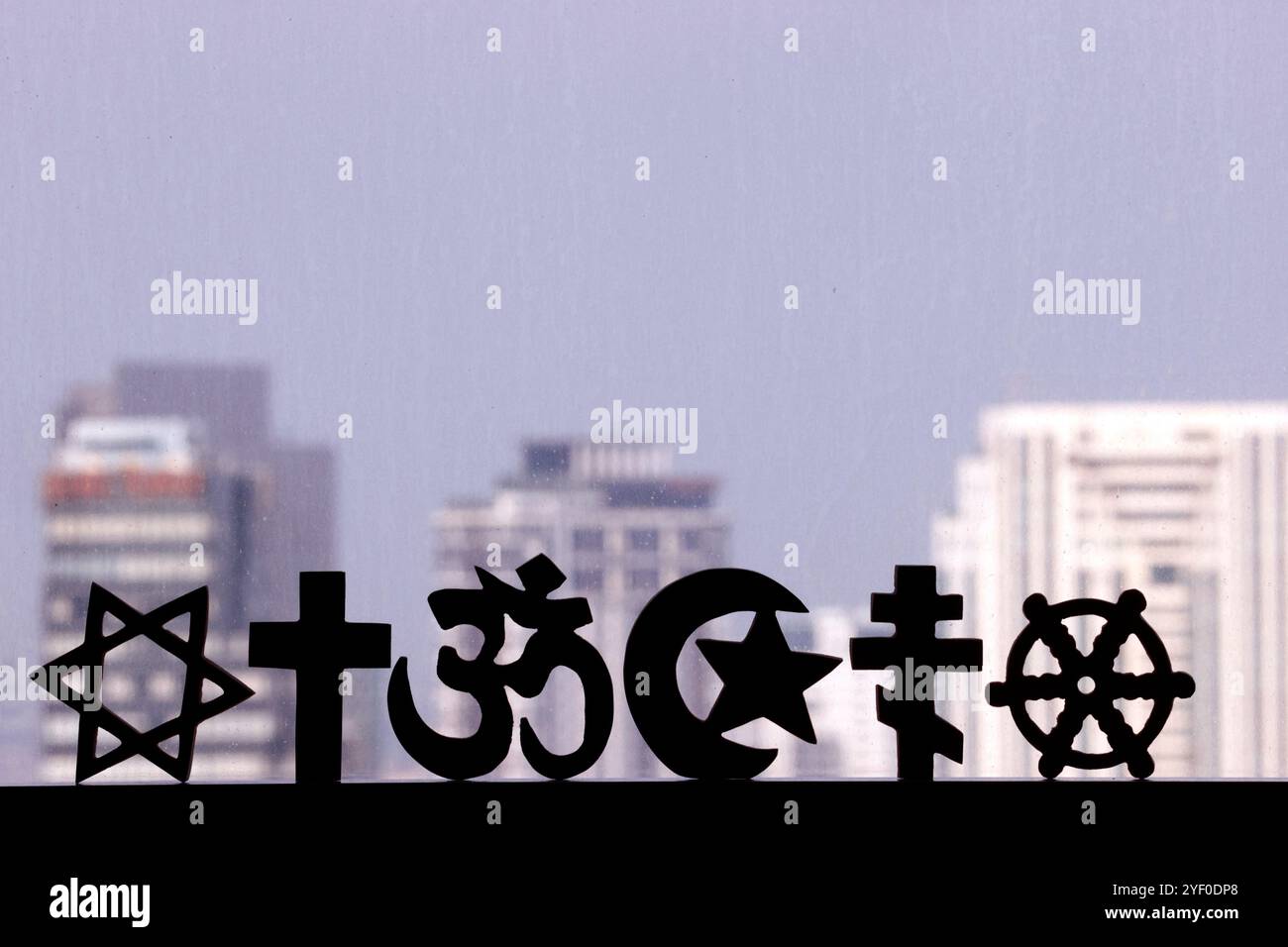 Religiöse Symbole des Katholizismus, des Islam, des Judentums, der Orthodoxie, der Protestanten, Buddhismus und Hinduismus. Stockfoto
