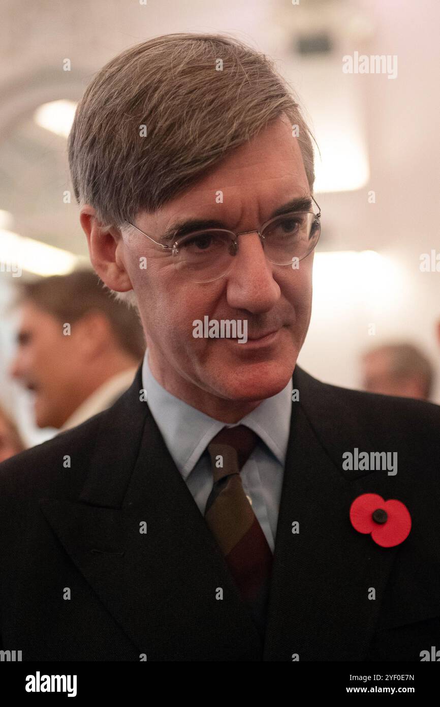 London, Großbritannien. November 2024. Jacob Rees-Mogg wird bei der Ankündigung der Führung der Konservativen Partei in der 8 Northumberland Avenue interviewt. Quelle: Justin Ng/Alamy Live News. Stockfoto